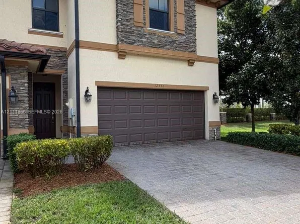 12350 S Village Cir, Fort Lauderdale, FL 33325