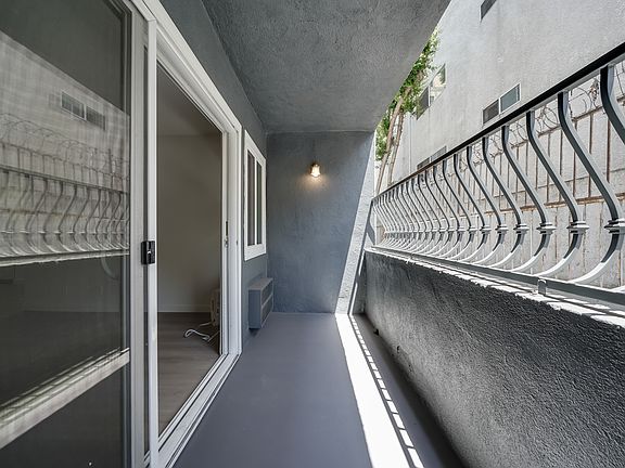 3rd image of 709 S Irolo St #3