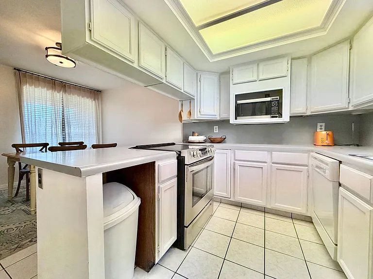 8758 S Oakwood Park Cir — Photo 3