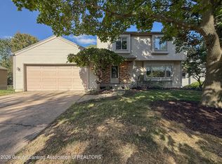 5618 Bearcreek Dr, Lansing, MI 48917