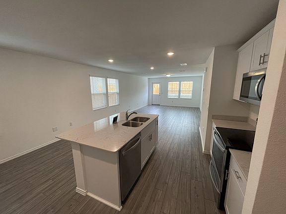 5th image of 825 Breakwater Dr