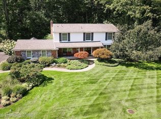 2463 Hunt Club Dr, Bloomfield Hills, MI 48304
