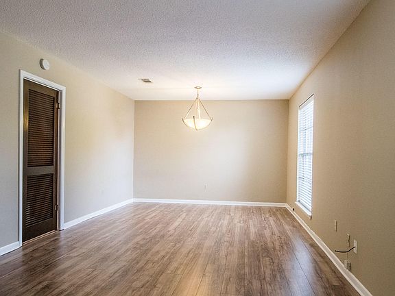 3rd image of 15828 Parkwood Dr S