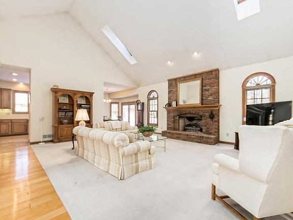 4th image of 128 Strathsprey Dr