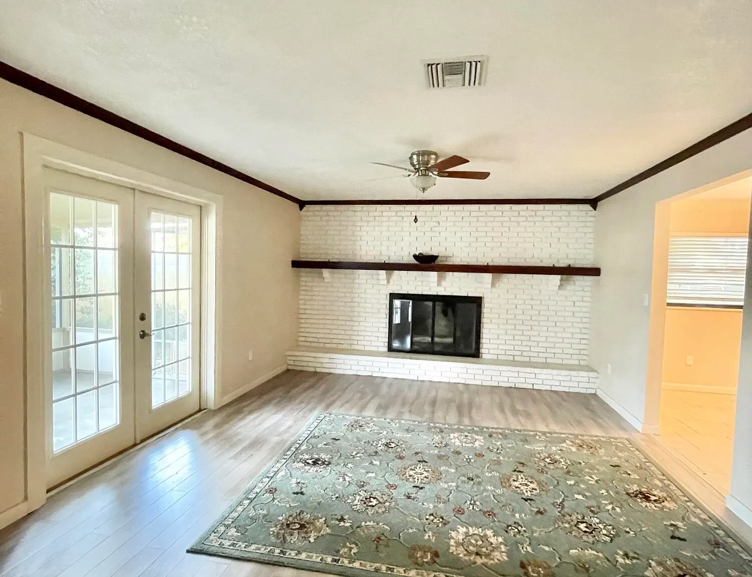 3 bed, 2.0 bath, 1881 sqft, $2,400 — Photo 4