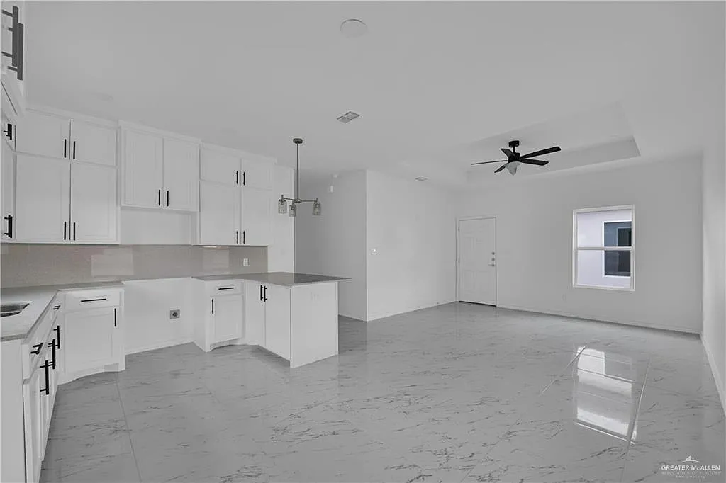 3 bed, 2.0 bath, 1083 sqft, $1,300 — Photo 4