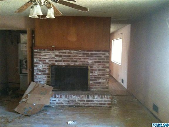 3rd image of 702 E Kaweah Ave