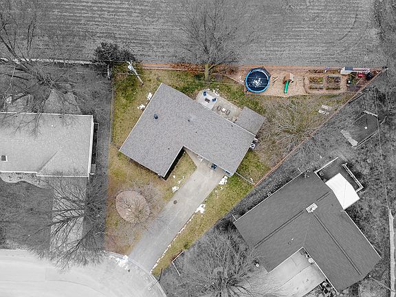 2nd image of 1009 Crestview Dr