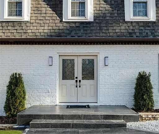 3rd image of 4013 Cresthill Rd