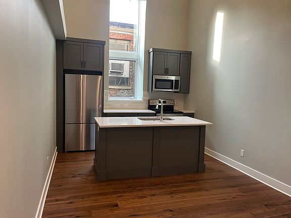 2nd image of 810 Plum St #402