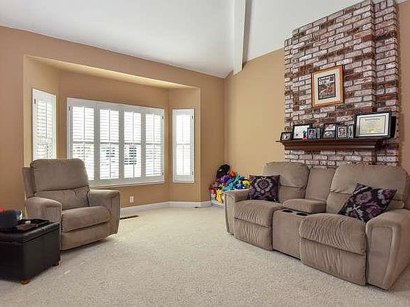 3rd image of 1179 Montmorency Dr