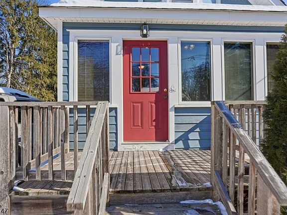 3rd image of 407 Reading St