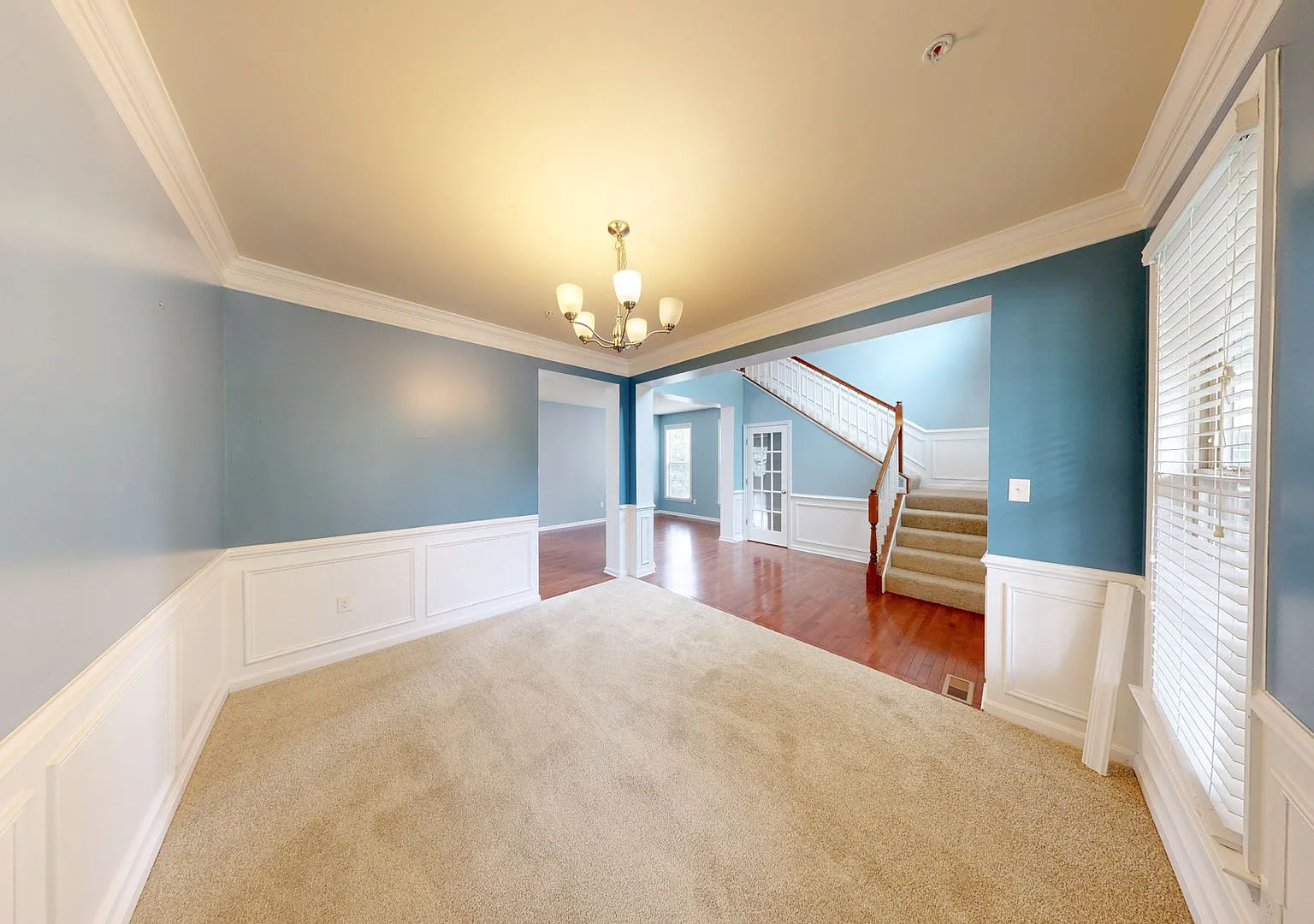 Gorgeous Large SF 5 beds + 4 Full BATHS - Huge rear deck and fenced yard — Photo 4