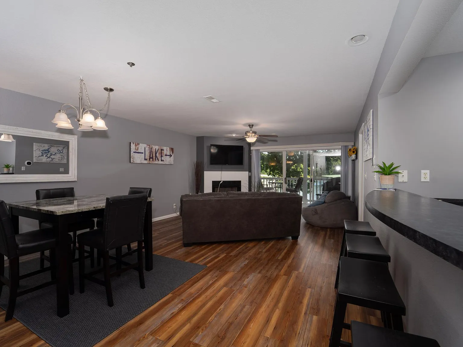 2 bed, 1041 sqft, $1,300 — Photo 3