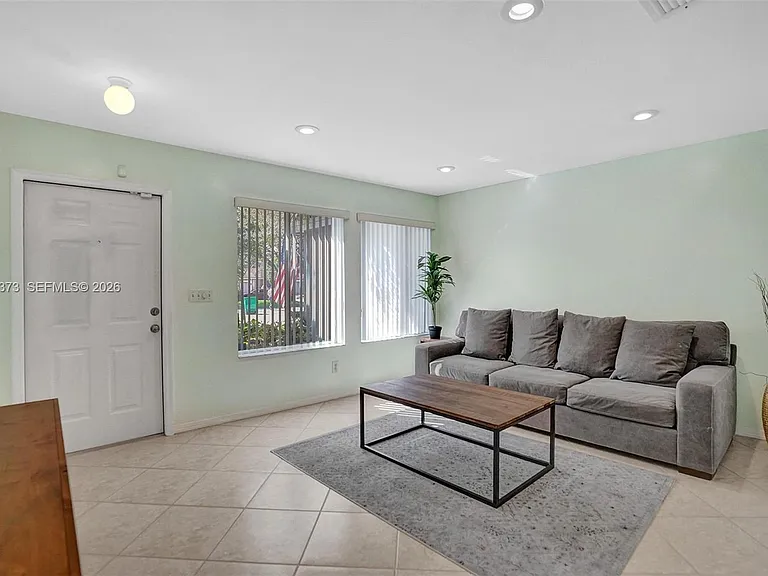 1726 SW 110th Ter — Photo 4