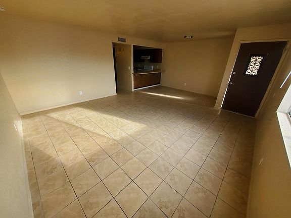 Livingroom, Diningroom, Front door, Kitchen bar
