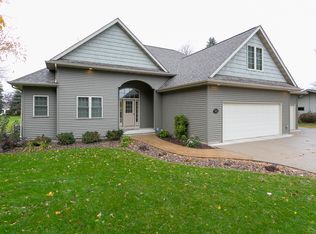 1875 Sunkist Rd, Oshkosh, WI 54904