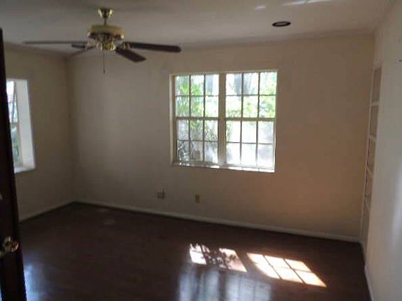 5th image of 160 Sheffield Cir E