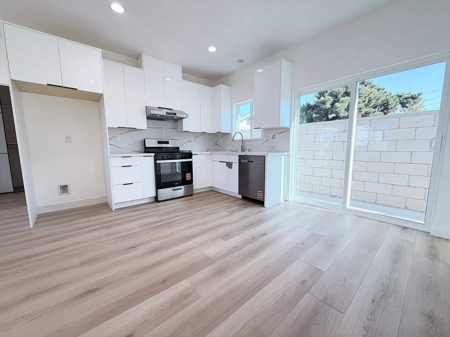 3 bed, 1000 sqft, $3,400 — Photo 3