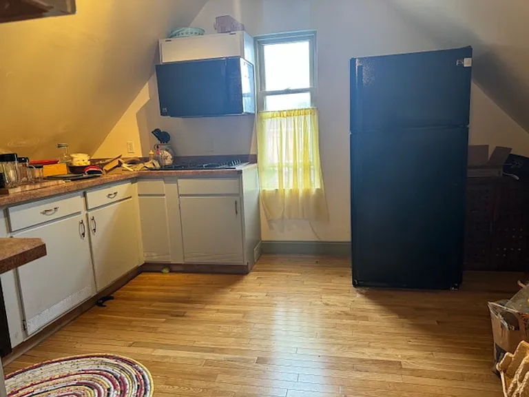 780 University Ave — Photo 16