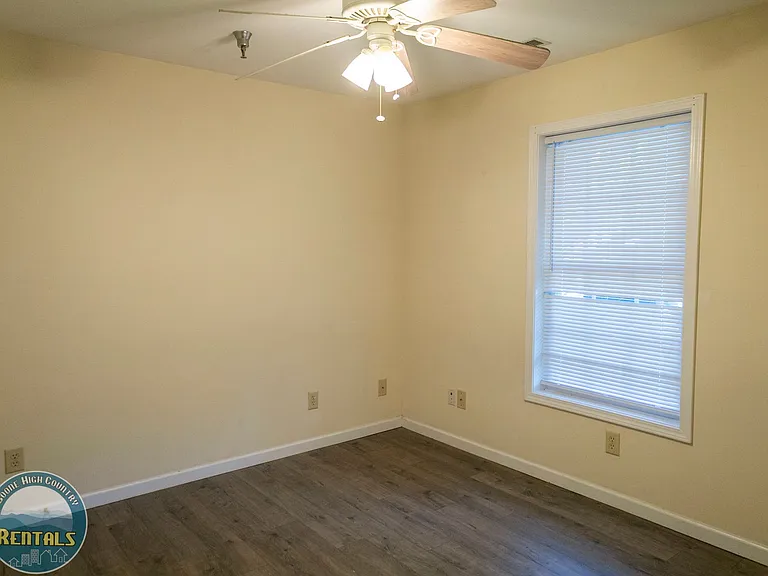 1555 W King St — Photo 13