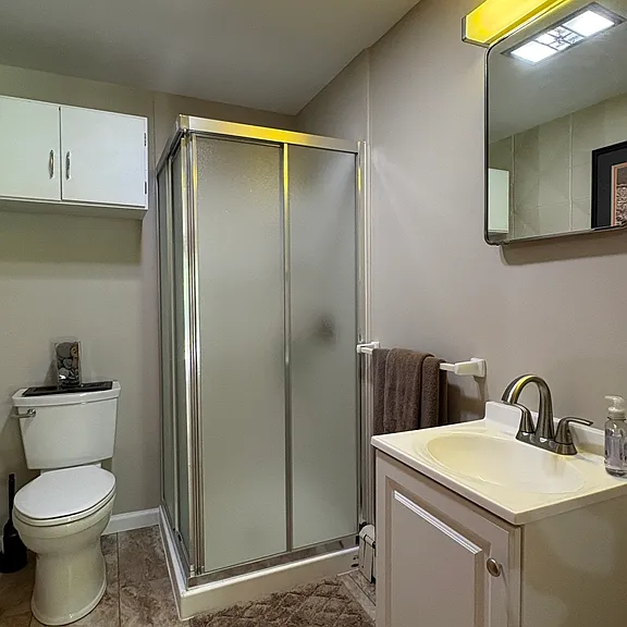 3-pc Bathroom w/ Shower Stall