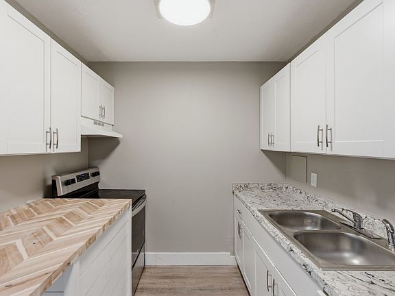 2nd image of 550 Harding Pl APT F110
