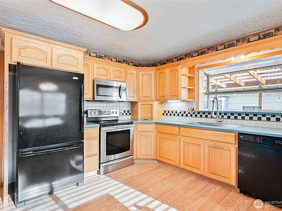 5th image of 136 SW 3rd Avenue