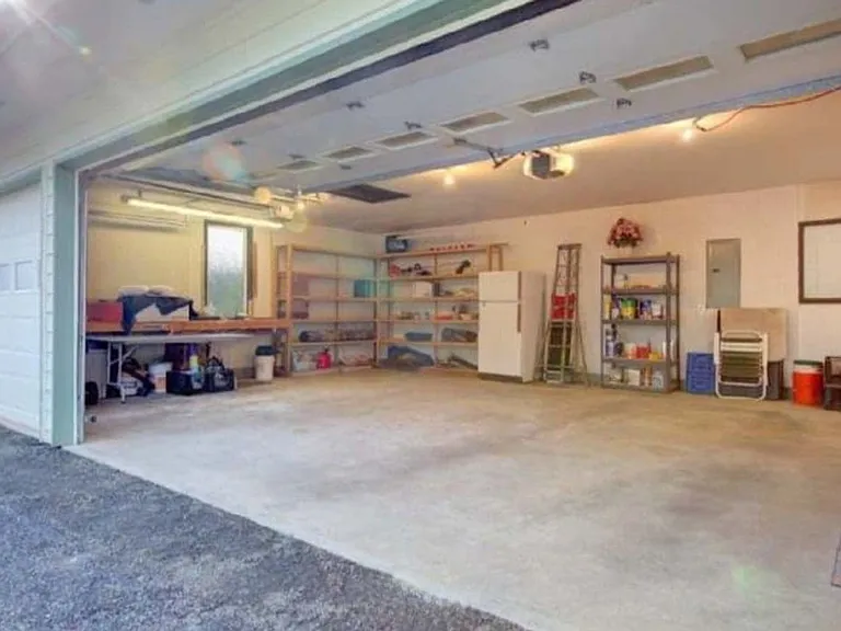 880 E Country Club Dr E — Photo 3