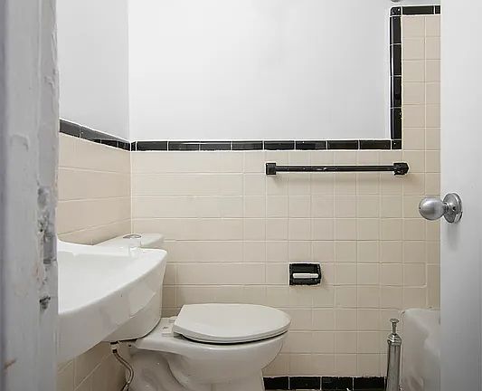 4th image of 397 Clermont Ave #1R1