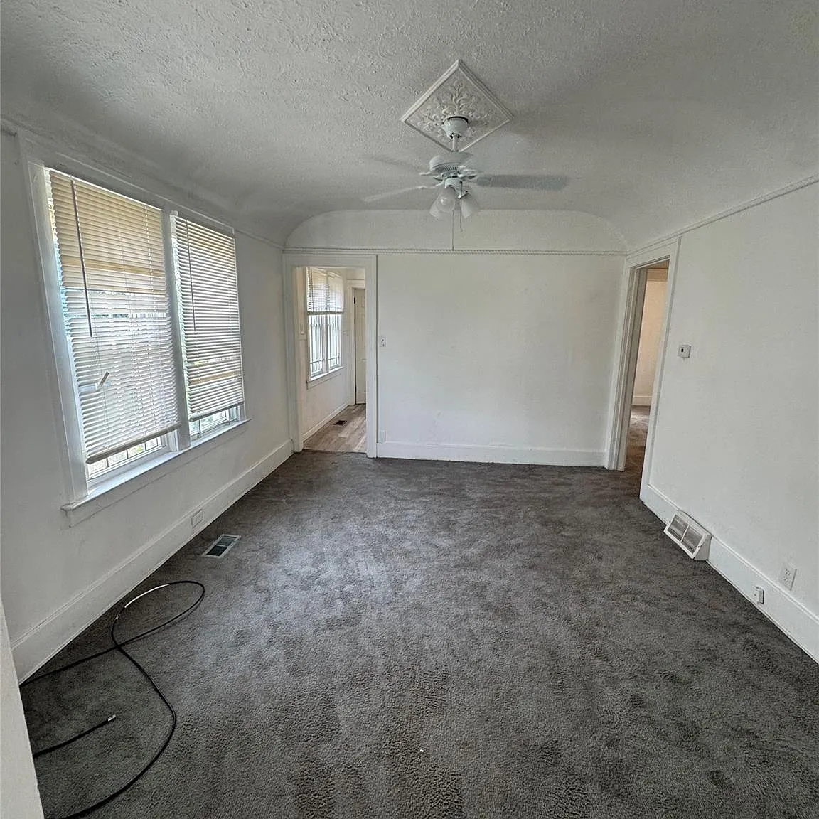 2 bed, 1.0 bath, 2000 sqft, $1,100 — Photo 3