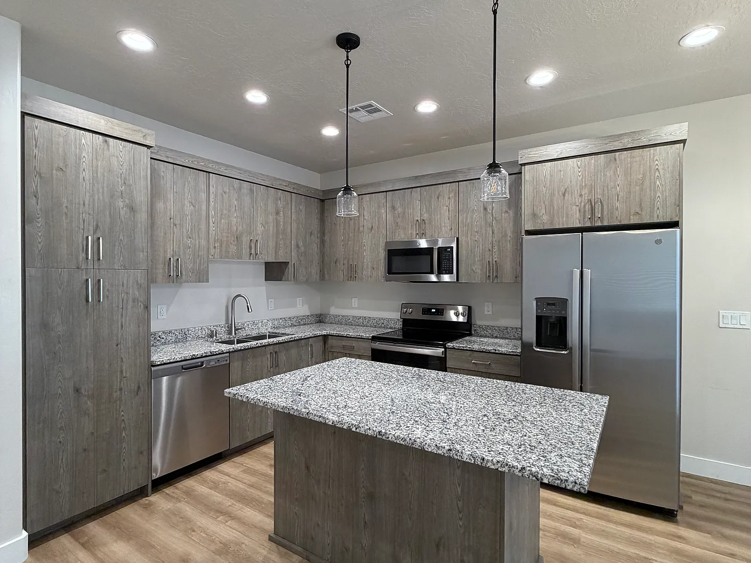 2 bed, 1040 sqft, $1,630 — Photo 2