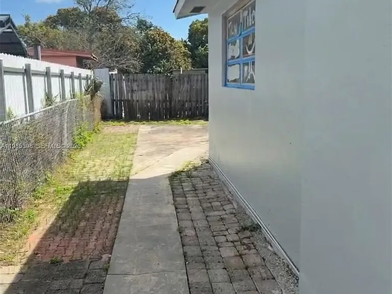1637 NW 31st Ave — Photo 3