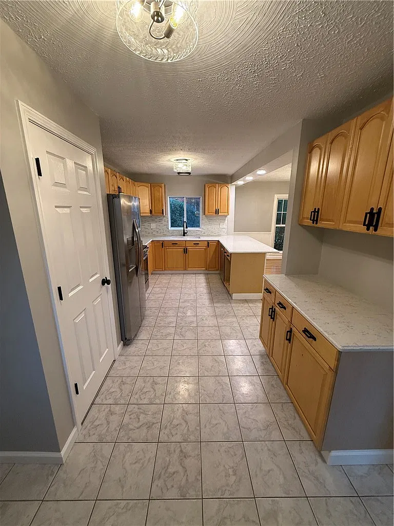 3 bed, 2.0 bath, 1640 sqft, $3,600 — Photo 3