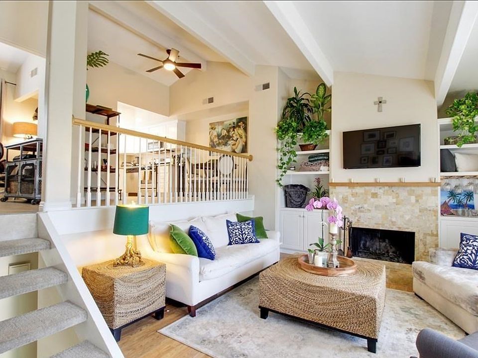 Open concept living room with vaulted ceilings