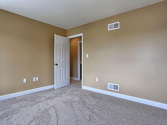3rd image of 320 Hedgewick Ln