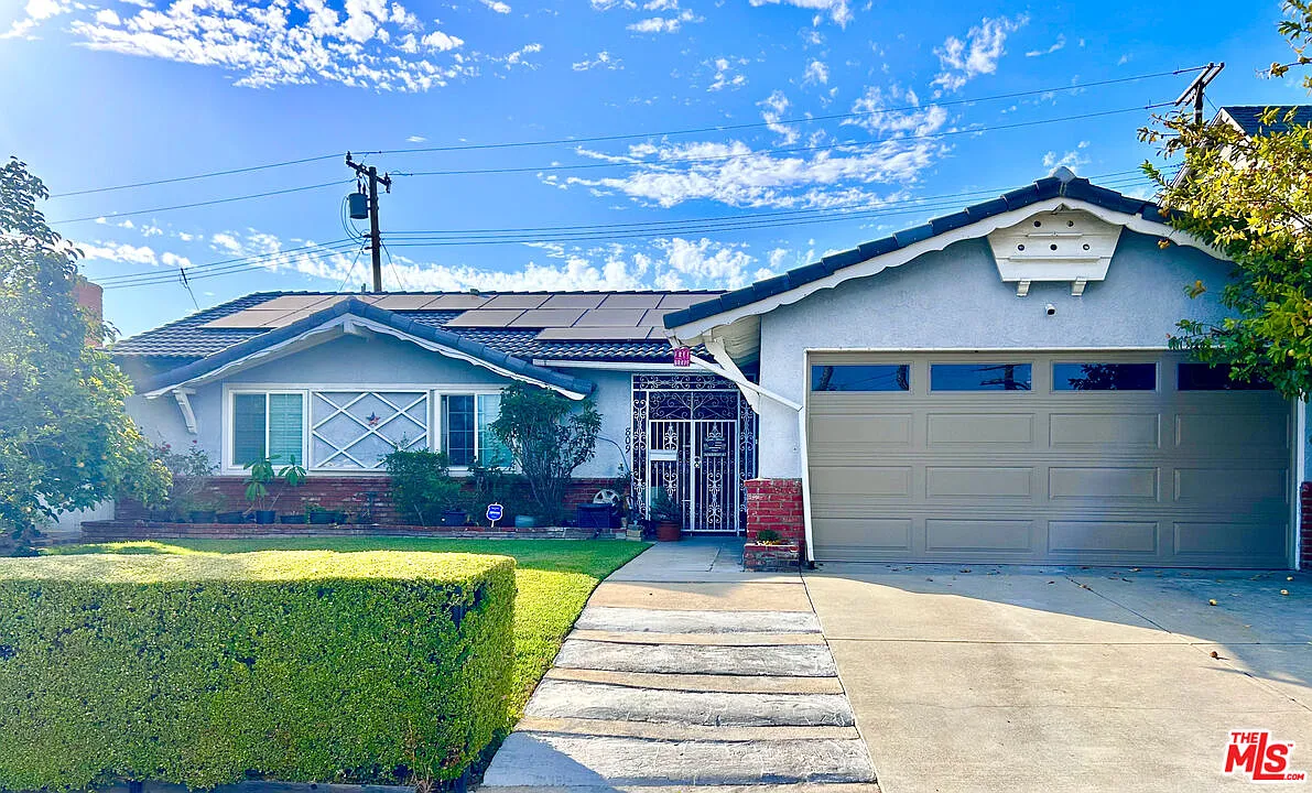 4 bed, 2.0 bath, 1496 sqft, $4,100 — Photo 1