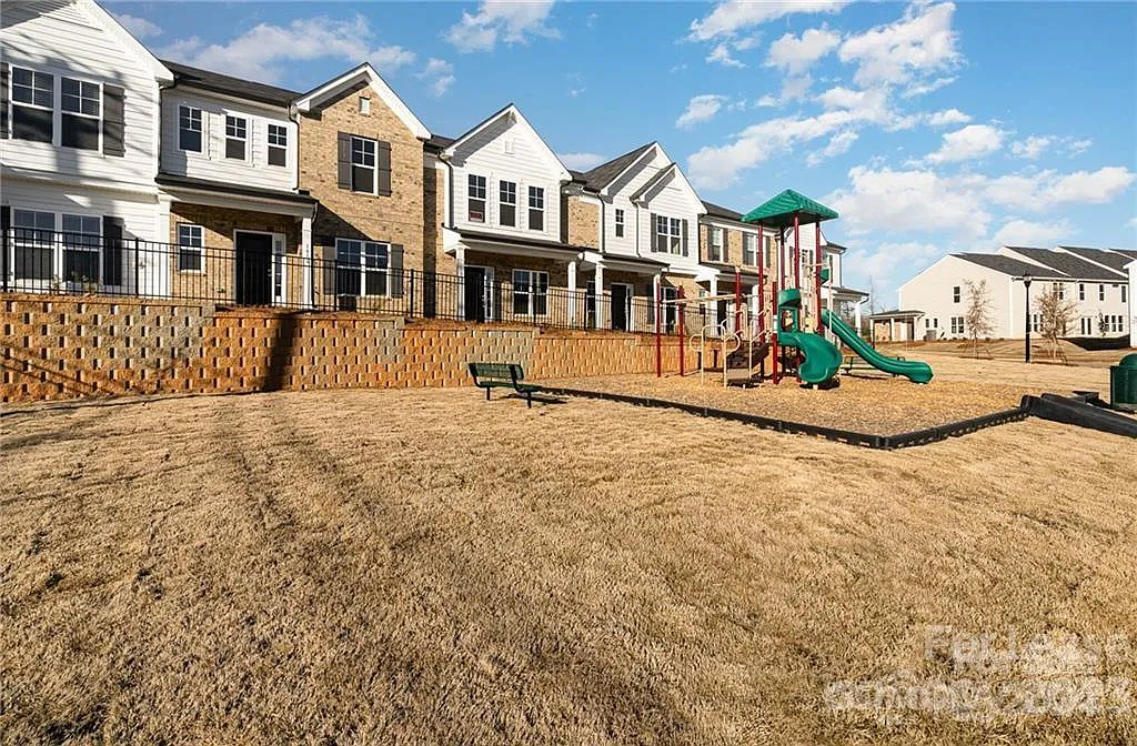 3 bed, 1486 sqft, $1,950 — Photo 1