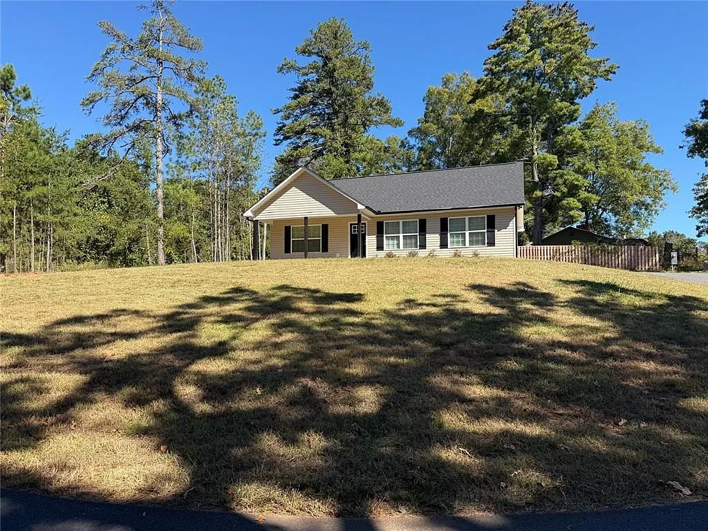 3 bed, 2.0 bath, 1178 sqft, $2,000 — Photo 3