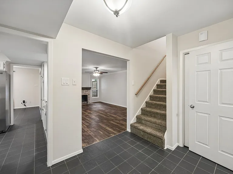 2908 Clear Springs Dr — Photo 3
