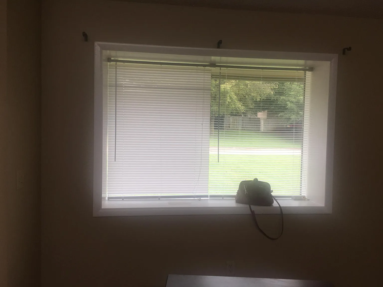 834 N Lola Ln — Photo 3