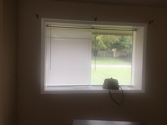 3rd image of 834 N Lola Ln