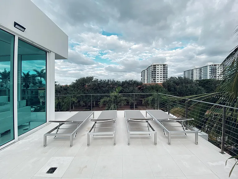 243 Venetian Dr — Photo 3