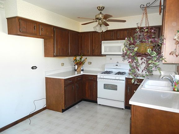 4th image of 704 Berkshire Ln