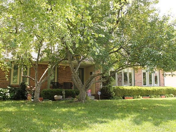 3rd image of 2420 N Longwood Cir