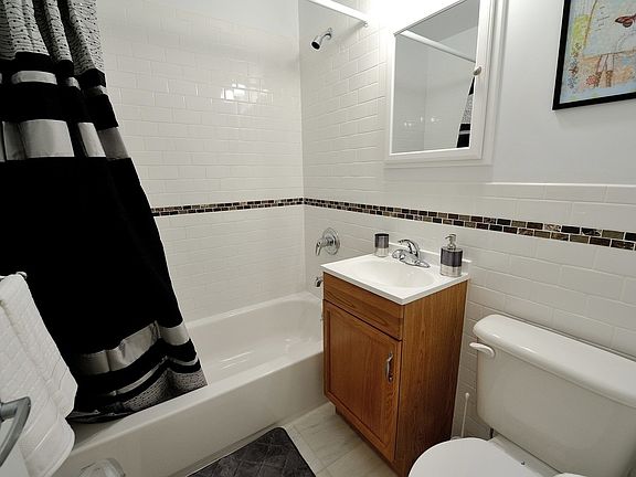 3rd image of 204 E 58th St