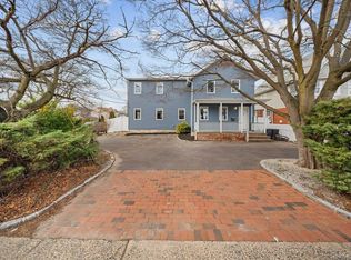 1136 W Broadway, Hewlett, NY 11557