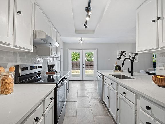 2nd image of 3121 Castle Rock Ln