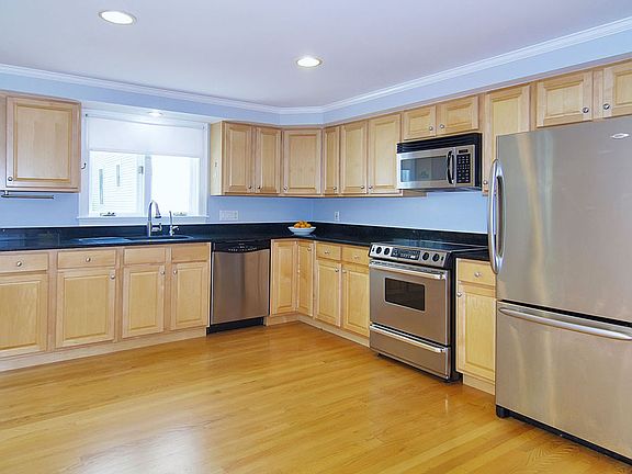 4th image of 65 Charles St #65