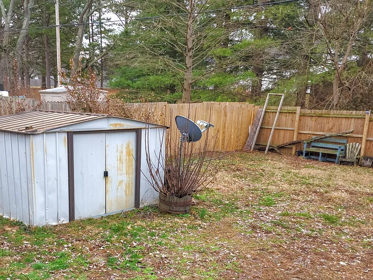 1013 W Willow St — Photo 3